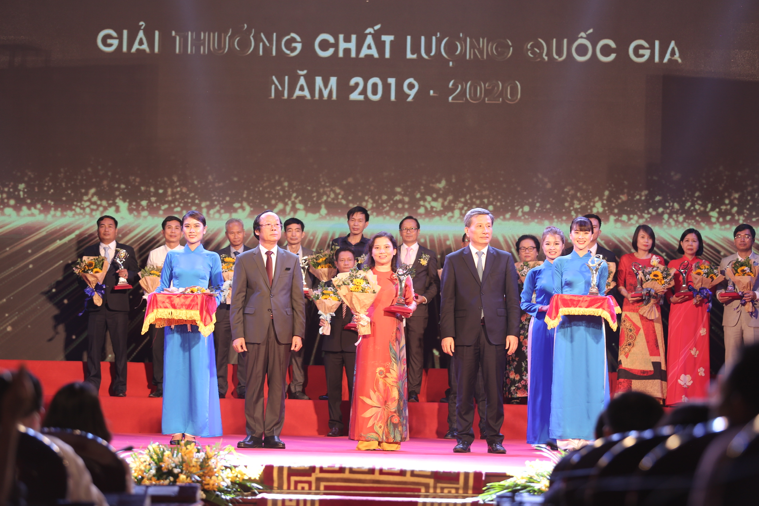 giai-thuong-chat-luong-quoc-gia-2020-do-thu-tuong-chinh-phu-trao-tang