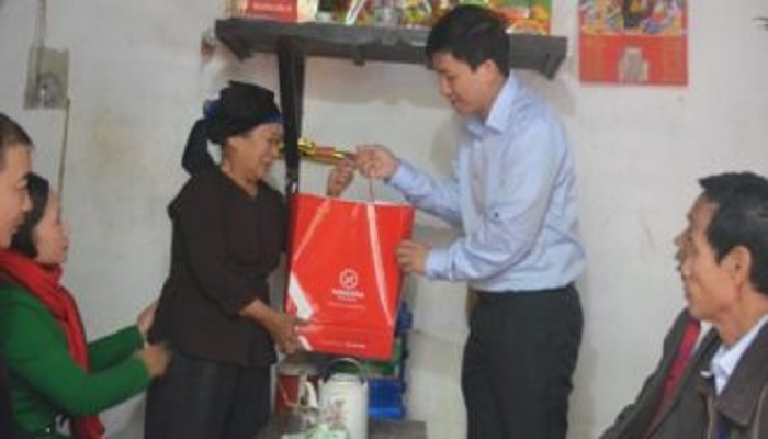 xuan-hoa-tang-qua-cho-ho-gia-dinh-ngheo-nhan-dip-tet-dinh-dau