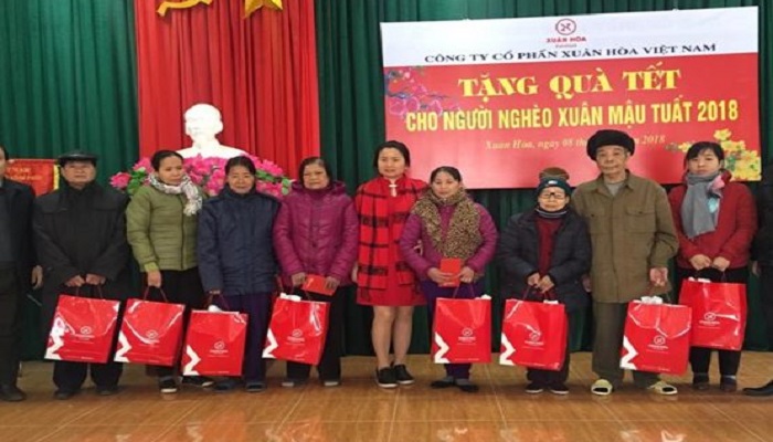 xuan-hoa-tham-hoi-va-tang-qua-cho-cac-ho-gia-dinh-ngheo-tet-2018