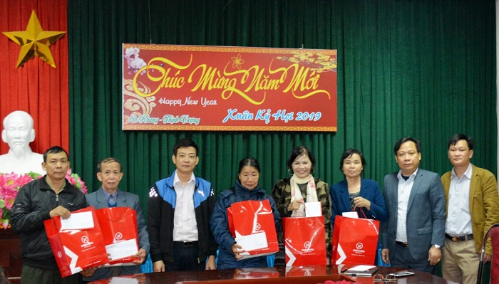 xuan-hoa-trao-qua-tet-cho-gia-dinh-kho-khan