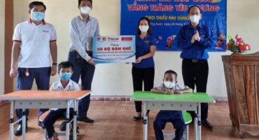 xuan-hoa-tang-ban-ghe-hoc-sinh-cho-tre-em-phu-yen